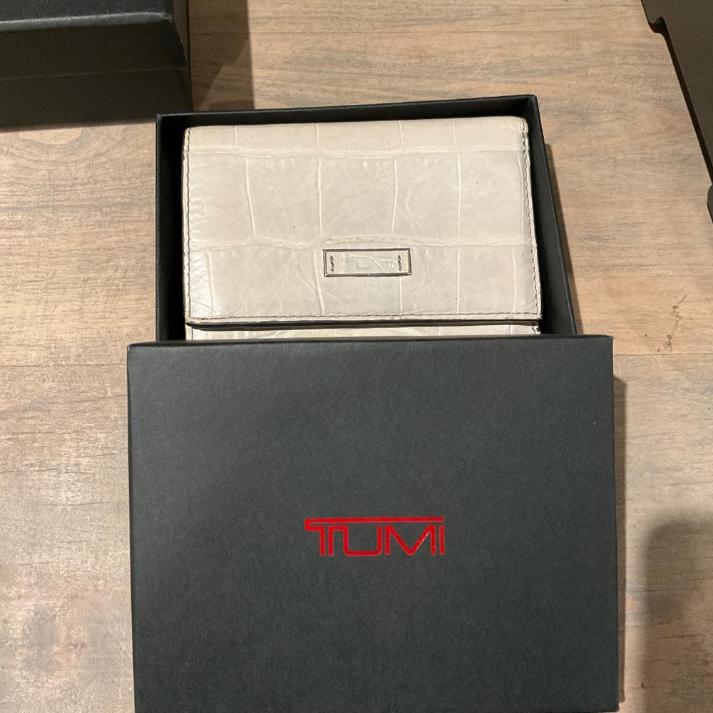 TUMI Croc Embossed Leather Trifold Wallet Ivory Bone Card Organizer ID Holder